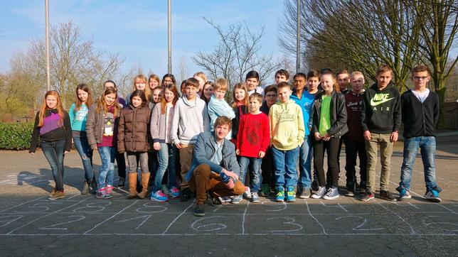 Bild: WDR/tvision Moderator Robert mit der Klasse 6c der Karl-Wagenfeld-Realschule Münster.