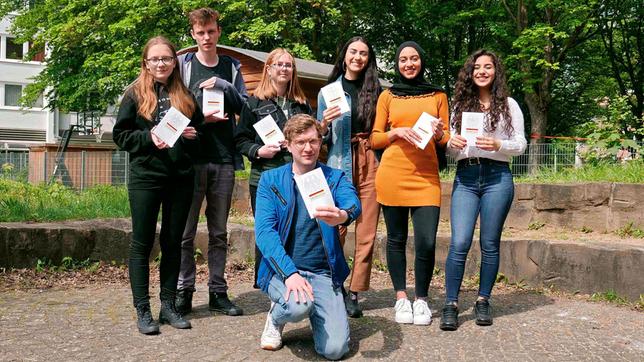 Bild: WDR Moderator Robert (vorne) trifft Schüler*innen aus Bonn, die einen Grundgesetz-Slam geschrieben haben.