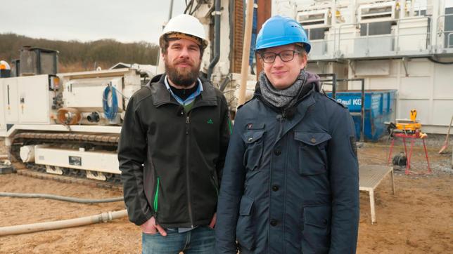 Bild: WDR/tvision Moderator Robert (r) und Stefan Schimpf vom Geothermiezentrum Bochum vor dem großem Bohrer.