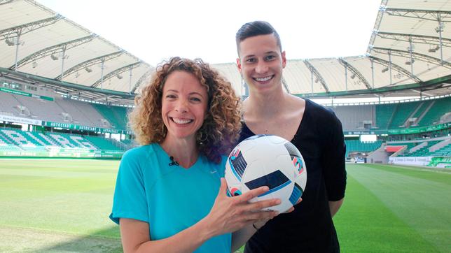 Bild: WDR/tvision Moderatorin Gesa trifft Julian Draxler, Nationalspieler und Fußballweltmeister von 2014, zum Kicken.