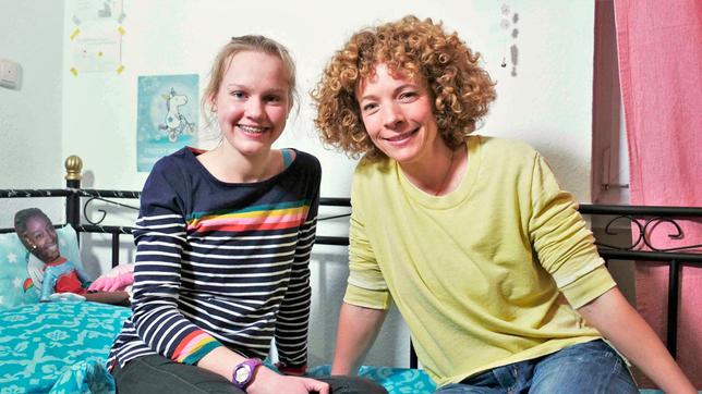 Bild: WDR Moderatorin Gesa (r) und Neele sitzen zusammen in Neeles Zimmer in einer WG für Mädchen mit Essstörung.