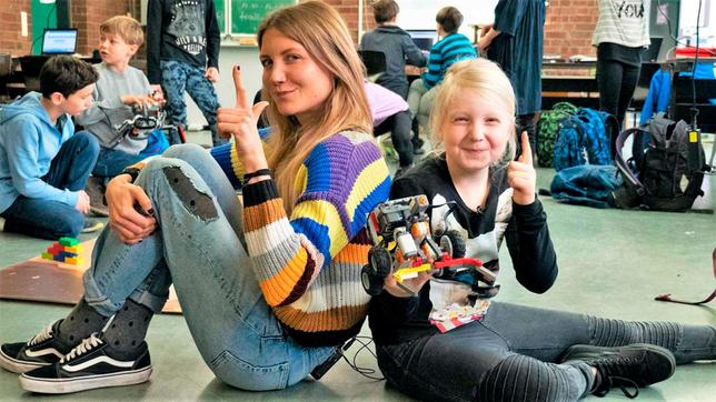 Moderatorin Jana und die neunjährige, hochbegabte Linn programmieren im Unterricht einen Lego-Roboter.