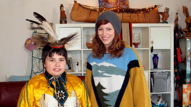 Bild: WDR/tvision Moderatorin Malin und Mike Desch mit einem typisch traditionellen Gewand. Seine Mutter kommt aus den USA und ist vom dem Indianerstamm Ojibwa.