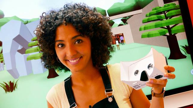 Bild: WDR/tvision Moderatorin Siham El-Maimouni steht vor einer 3D-Animation und hält eine VR-Brille in der Hand.
