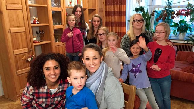 Bild: WDR/tvision Moderatorin Siham (l) zu Besuch im Bethanien Kinderdorf in Schwalmtal mit den Kindern und Erzieherinnen aus dem Ährenhaus.