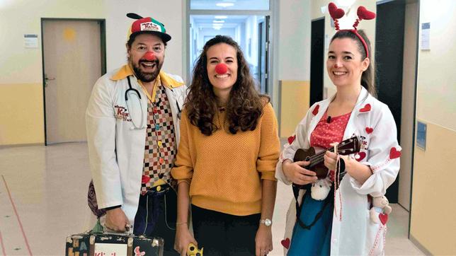 Bild: WDR Mona (m) begleitet die Kölner Klinik-Clowns Pimpi und Halli Hallo auf einen ihrer Einsätze.