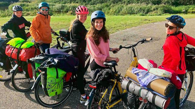 Bild: WDR neuneinhalb-Reporterin Mona begleitet Titus, Felix, Lara und Guilia bei ihrer Radtour von Aachen auf die niederländische Insel Texel. Die Jugendlichen transportieren Zelte, Essen und Kleidung auf ihren Rädern.