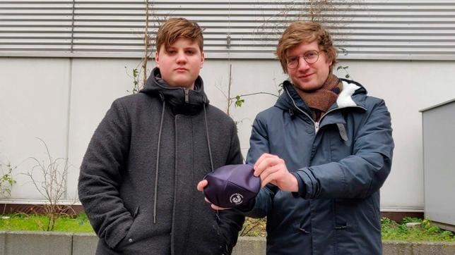 Bild: WDR Reporter Robert (r) besucht gemeinsam mit dem 14-jährigen Alex dessen Schule, das Jüdische Gymnasium in Düsseldorf.