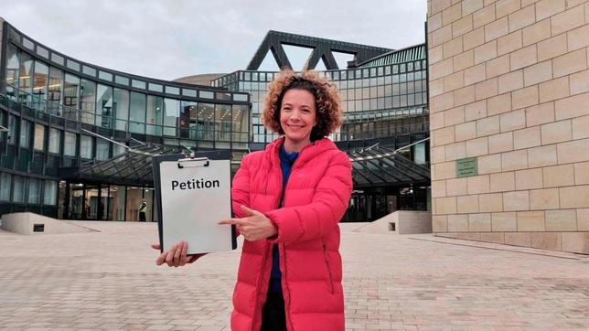 Bild: WDR Reporterin Gesa findet im Landtag in Düsseldorf heraus, was eine Petition ist und wie jede*r dadurch etwas verändern kann.