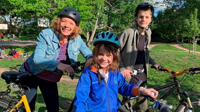 Bild: WDR Reporterin Gesa (l) mit Daina (m) und Philip (r) am Rande der Kidical Mass (Fahrrad-Demo für Kinder) in Darmstadt.