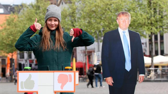 Bild: WDR/tvision Reporterin Jana fragt in der Kölner Innenstadt nach Meinungen zu US-Präsident Donald Trump.