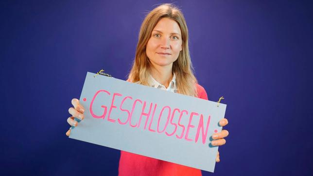 Bild: WDR Reporterin Jana möchte in diesem kompakt erfahren, warum so viele Geschäfte vorübergehend schließen und warum dies so schwierig für die Geschäfte ist.