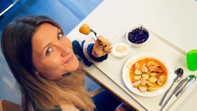 Bild: WDR Reporterin Jana möchte in dieser Sendung wissen, wieso Schulessen so viel kostet wie es kostet und wie es zubereitet wird.