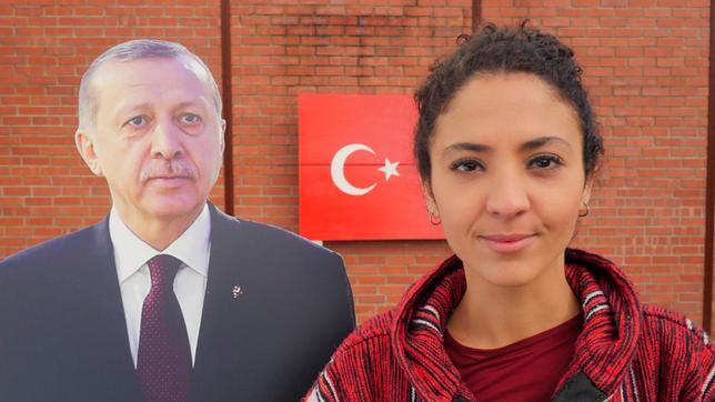 Bild: WDR/tvision Reporterin Siham mit einer Figur des türkischen Präsidenten Erdogan, im Hintergrund die türkische Nationalflagge.