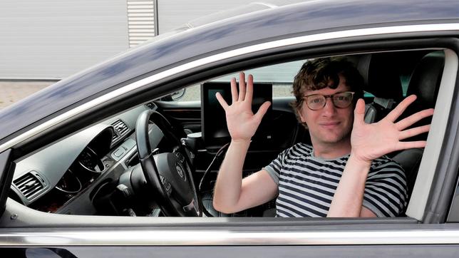 Bild: WDR/tvision Robert beschäftigt sich heute mit dem Thema "Hände vom Steuer - Zukunftstrend selbstfahrende Autos.