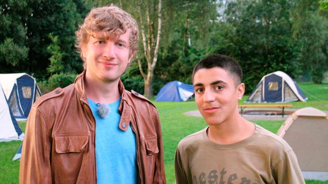Bild: WDR/tvision Robert besucht den jungen syrischen Flüchtling Naso im Ferienlager.