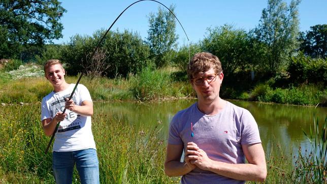 Bild: WDR/tvision Robert (r) gemeinsam mit Jugendangler Luca an einem Teich.