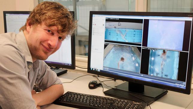 Bild: WDR/tvision Robert hat im Strömungskanal des Olympiastützpunkts in Hamburg seinen Schwimmstil analysieren lassen.