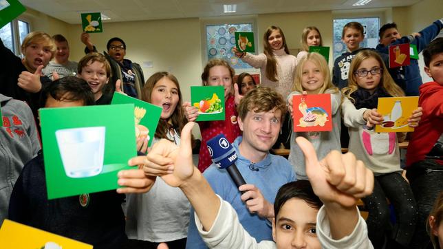 Bild: WDR/tvision Robert mit der Klasse 5a der Hulda-Pankok-Gesamtschule in Düsseldorf.