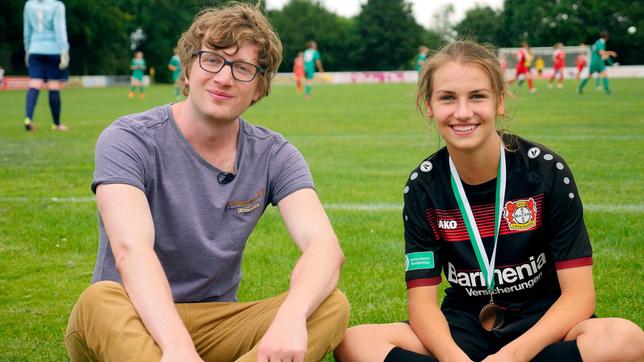 Bild: WDR/tvision Robert mit Fußballerin Pauline