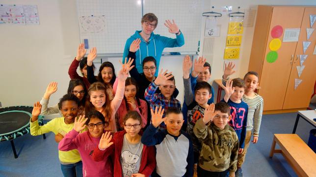 Bild: WDR/tvision Robert mit Schülern der Gemeinschaftsgrundschule Riphahnstraße in Köln.