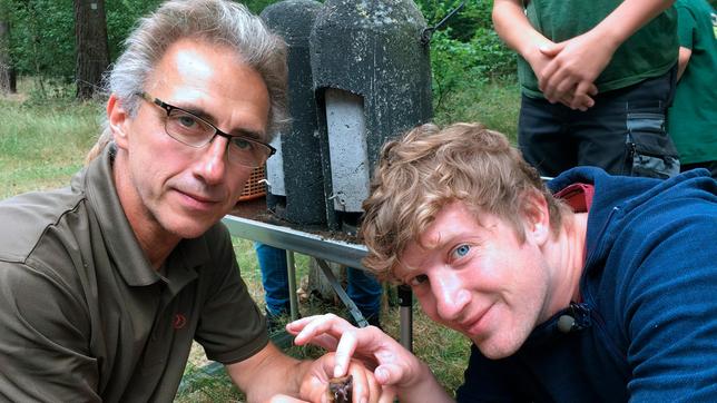 Bild: WDR/tvision Robert (r) mit Ulf, Fledermausexperte und Leiter der Fledermaus-Expedition.