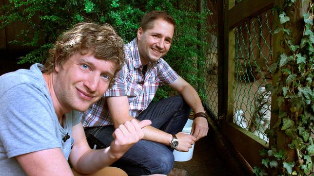 Bild: WDR/tvision Robert (l) mit Zoo-Kurator André Stadler und einem Schneeleoparden des Wuppertaler Zoos.