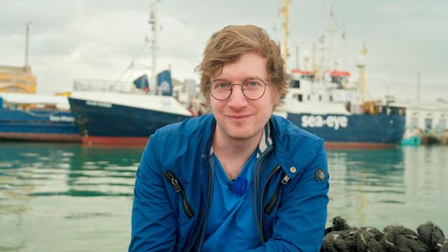 Bild: WDR Robert steht vor der „Alan Kurdi“, dem Rettungsschiff der Hilfsorganisation Sea-Eye.