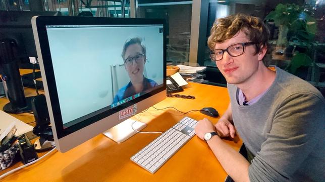 Bild: WDR/tvision Robert telefoniert mit dem 19-jährigen Constantin übers Internet. Constantin lebt seit acht Monaten in Israel und absolviert dort ein Freiwilliges Soziales Jahr.