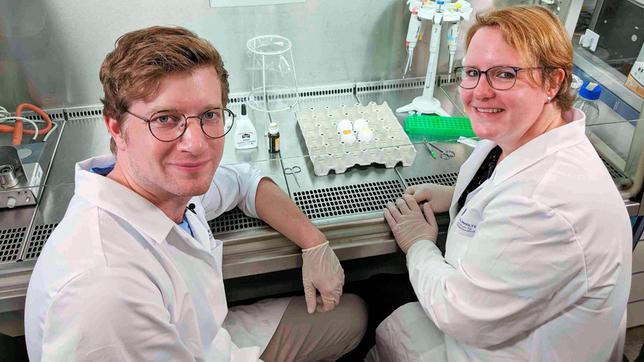 Robert und Wissenschaftlerin Dr. Stephanie Trittel im Labor des Helmholtz-Institut für Infektionsforschung in Braunschweig.