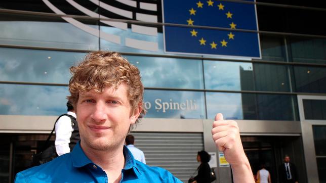 Bild: WDR/tvision Robert vor dem Gebäude des Europäischen Parlaments in Brüssel.