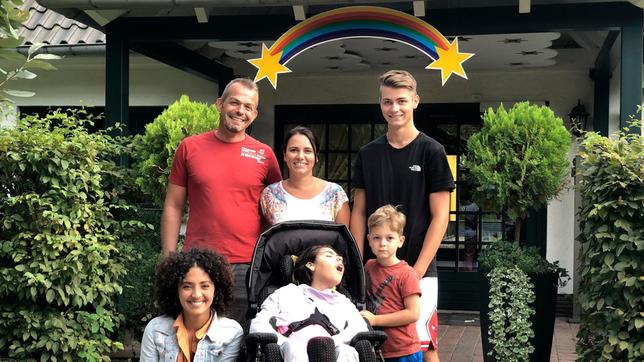 Bild: WDR/tvision Siham gemeinsam mit der 10-jährigen Lisa und ihrer Familie vor dem Kinderhospiz Sternenbrücke in Hamburg.