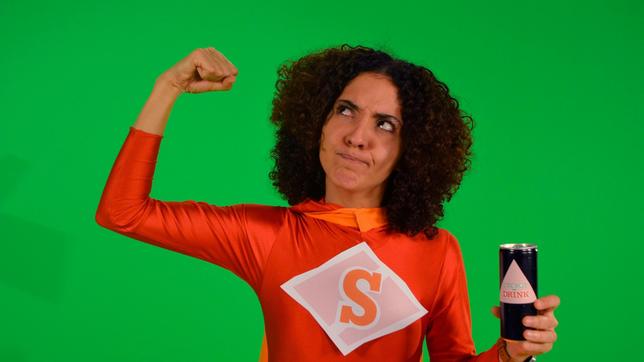 Siham im Superheldenkostüm beschäftigt sich heute mit dem Thema "Energydrinks – Superkräfte aus der Dose?"