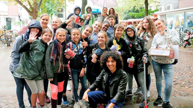 Bild: WDR/tvision Siham mit einer Schülergruppe in Aachen. Die Schüler sammeln Spenden für Straßenkinder in Entwicklungsländern.