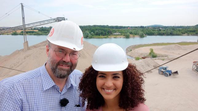 Bild: WDR/tvision Siham mit Herrn Dr. Kross von einer Sandförderfirma an einer Kiesgrube.