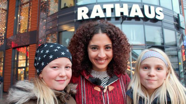 Bild: WDR/tvision Siham (M) mit Lotte und Charlotte vor dem Leverkusener Rathaus.