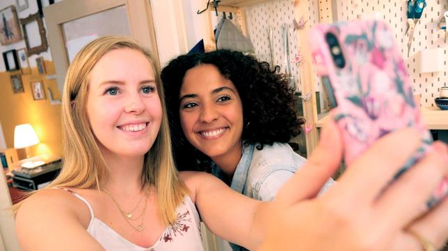 Bild: WDR/tvision Siham (r) und Clare Devlin vom Instagram-Kanal „Mädelsabende“ machen zusammen ein Selfie.
