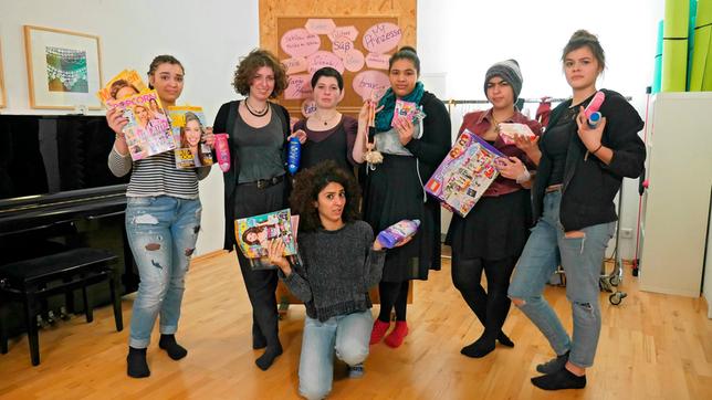 Bild: WDR/tvision Siham zu Besuch bei den "Hollies" aus Köln. Die Mädchen machen sich stark für Gleichberechtigung und Frauenrechte. Mit nervigen Rollenklischees gehen sie dagegen hart ins Gericht.
