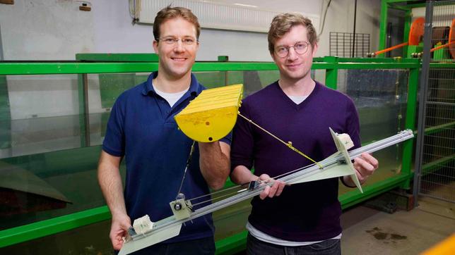 Bild: WDR Strom aus Wellenenergie – in 5 bis 10 Jahre ist das wahrscheinlich keine Zukunftsvision mehr! Robert (r) und Jan Peckolt (l) halten das Modell einer Wellenkraftanlage.