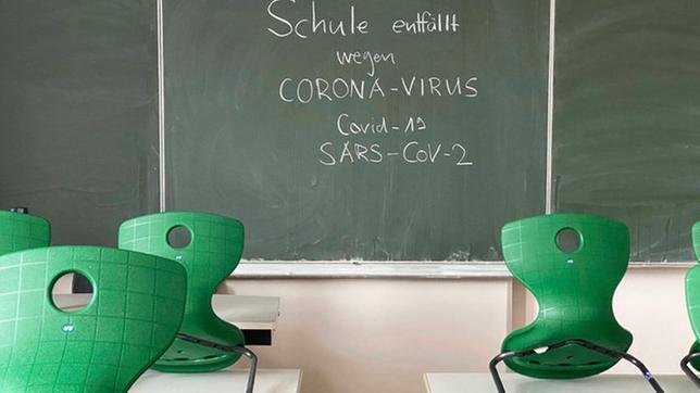 Bild: dpa/Michael Weber Tafel im Klassenzimmer