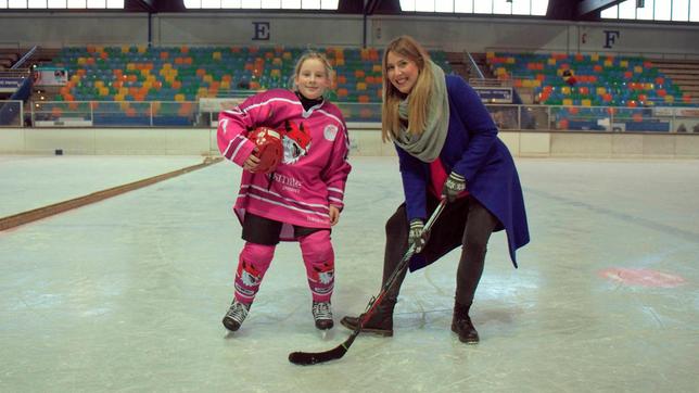 Bild: WDR Vicky und Eishockey-Spielerin Marlene zusammen auf der Eisfläche einer Eissporthalle.