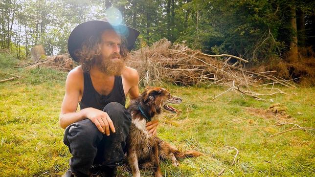 Bild: WDR Wanderschäfer Sven hockt mit seiner Hündin Bebi im Grünen.