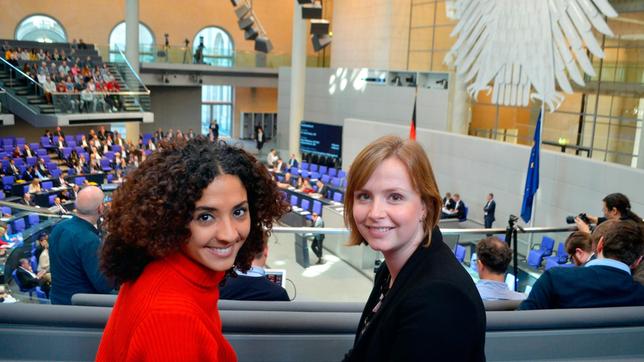 Siham (l) mit der Bundestagsabgeordneten Gyde Jensen (FDP) im Plenarsaal Reichstagsgebäude in Berlin.