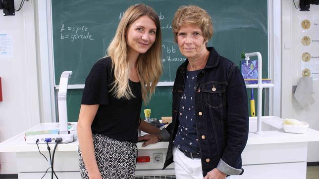 Jana und die Lehrerin Cornelia Wilfert stehen im Chemie-Raum. Frau Wilfert wurde als eine der besten Lehrerinnen Deutschlands ausgezeichnet.
