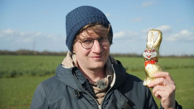 Robert hält Schokoosterhase in die Kamera.