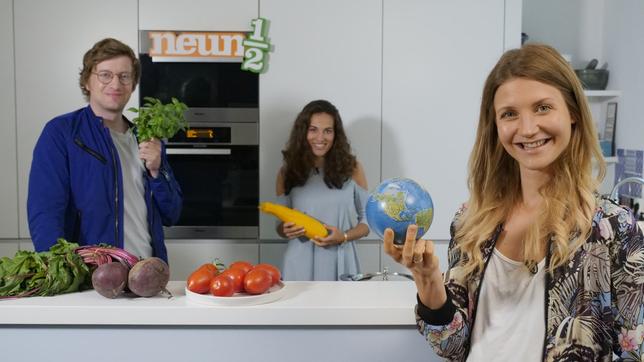 Robert, Mona und Jana stehen in einer Küche.