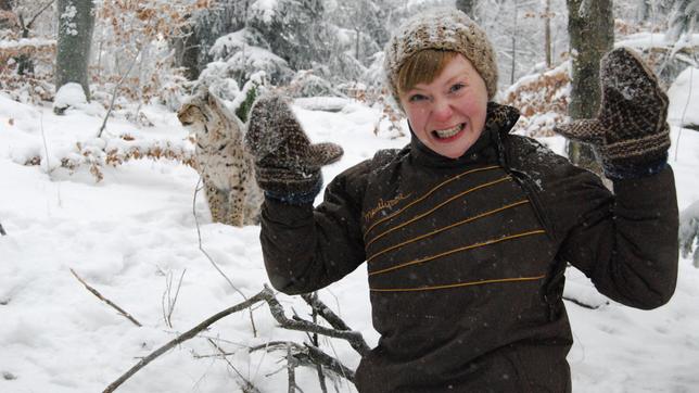 Bild: BR Paula und die wilden Tiere Der Luchs im Schnee Paula mit einem Luchs