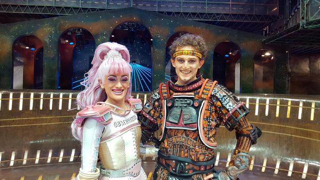 Bild: BR Julian mit Musicaldarstellerin Carla auf der Starlight-Express-Bühne.