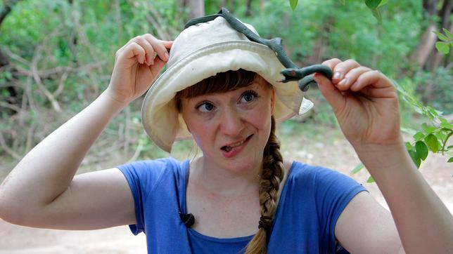 Bild: BR Paula und die wilden Tiere Vorsicht, Schlange! Paula mit einer Plastikschlange