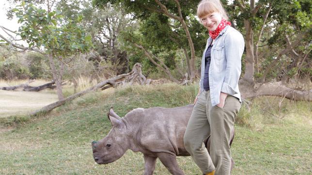 Bild: BR Paula und die wilden Tiere Ganz nah am Nashorn Paula mit einem Babynashorn
